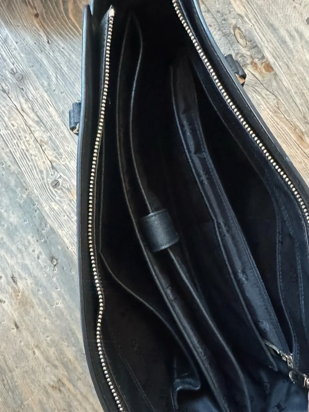 Excellent Tory Burch Black Saffiano Leather Emerson Top Zip Tote with Gold Logo - Picture 9 of 16